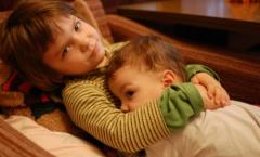 Без слез, обид и ревности: лучшие советы родителям, как подружить братьев и сестер